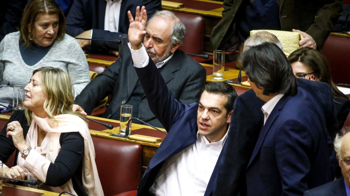 Βουλή: «Πέρασε» ο προϋπολογισμός με 153 «ναι» - Ψήφισε και η Μεγαλοοικονόμου (πρώην Ένωση Κεντρώων) - Τσίπρας: Αυξανόμαστε, αντί να μειωνόμαστε